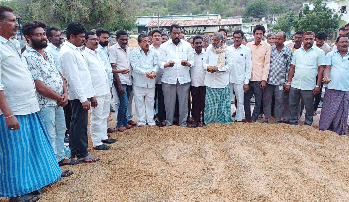 Whip Laxman Kumar | అకాల వర్షంతో తడిసిన వరి ధాన్యం ను పరిశీలించిన విప్ లక్ష్మణ్ కుమార్