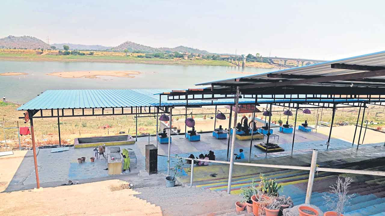 Basara | బీసీ బిడ్డల గోస బీజేపీకి పట్టదా..? బాసరలో స్టూడెంట్స్‌కు అన్యాయంపై నోరు మెదపని కాషాయ పార్టీ..!