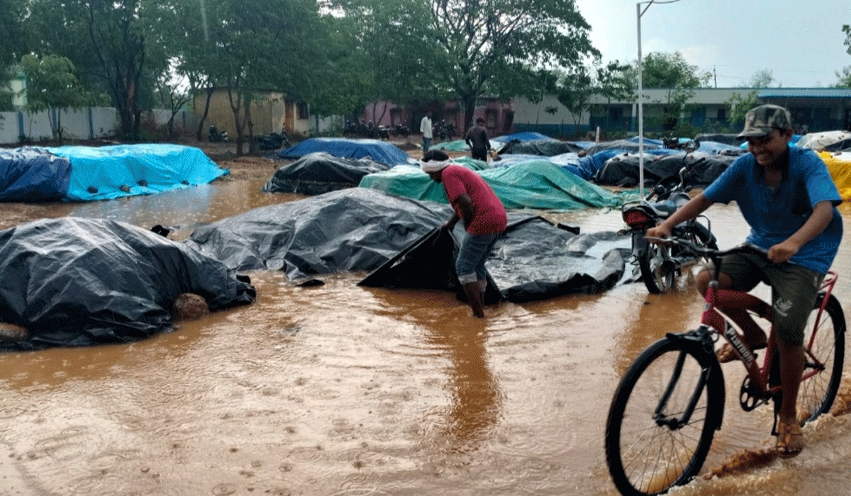 rain | తడిసిన ధాన్యం నిలిచిన నీరు.. అకాల వర్షంతో అన్నదాత ఆగమాగం