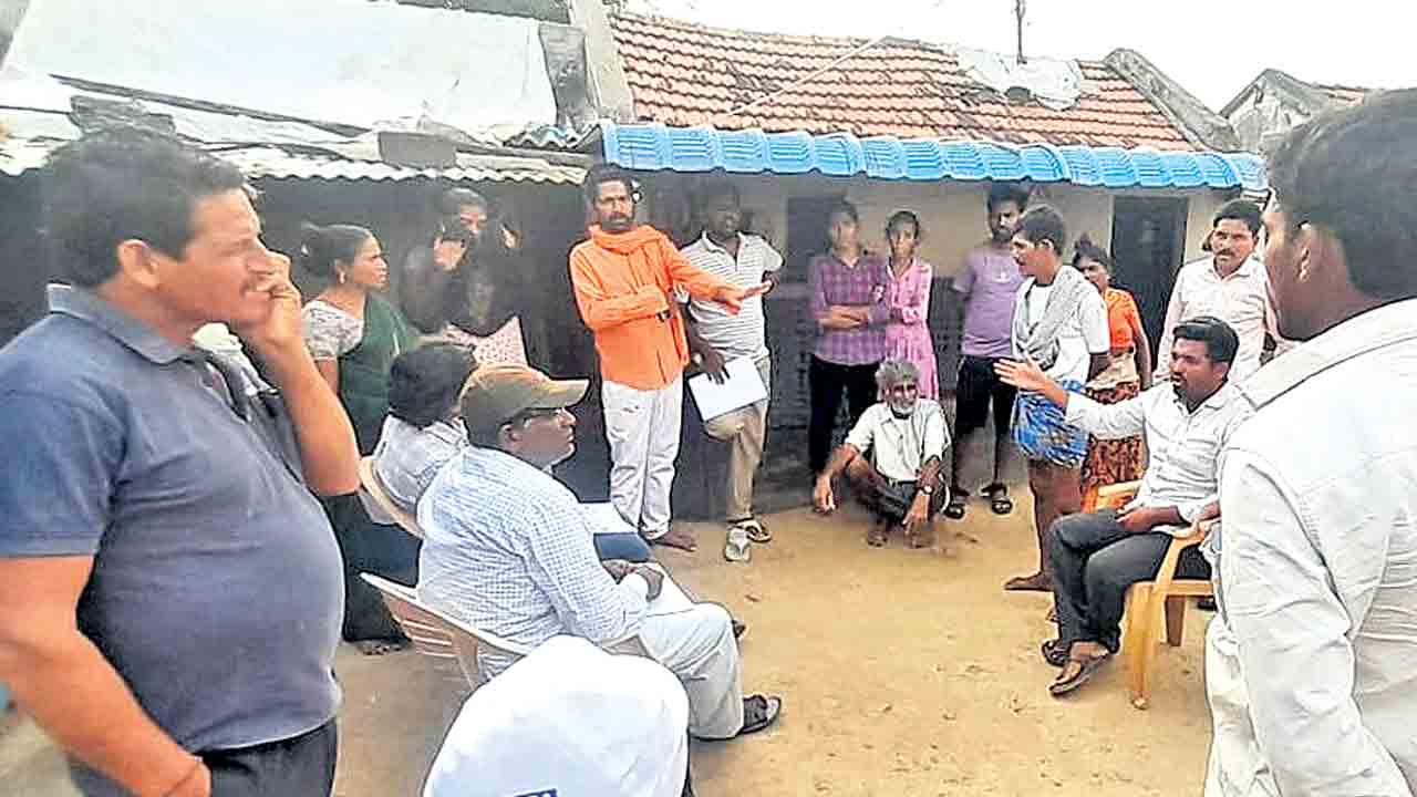 Indiramma Illu | ఇందిరమ్మ ఇండ్లు బడా నాయకుడి అనుచరులకేనా.. అధికారులపై సోమారపుకుంట తండావాసుల మండిపాటు