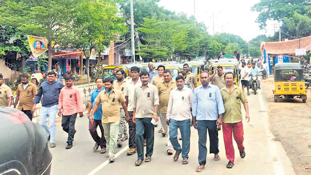 ఆత్మహత్యలకు ప్రభుత్వానిదే బాధ్యత