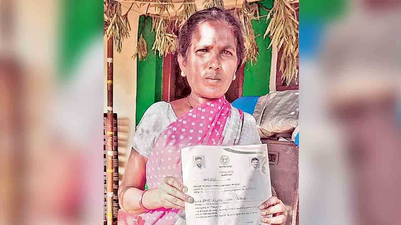 Indiramma Illu | ఎంపిక జాబితా నుంచి పేరు తొలగింపు..  బీఆర్‌ఎస్‌ కార్యకర్తలైతే ఇందిరమ్మ ఇండ్లు ఇయ్యరా?