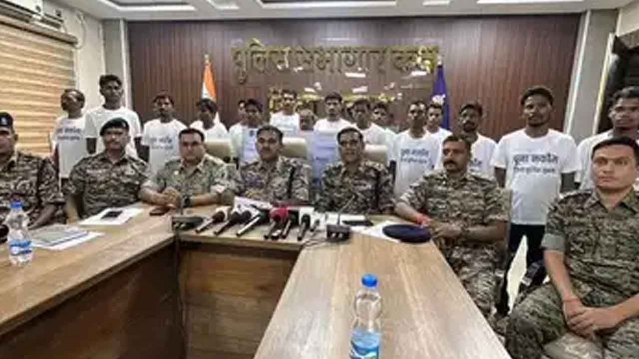 18 మంది మావోయిస్టుల లొంగుబాటు