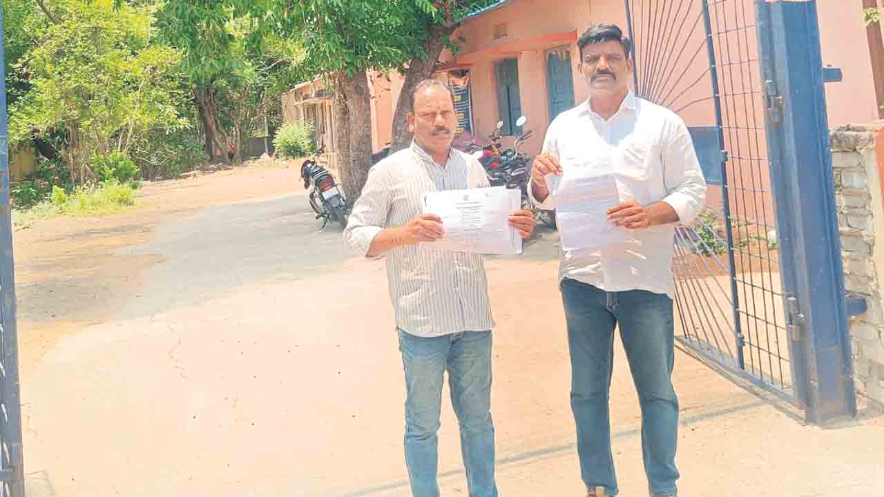 భూ నిర్వాసితులకు కుల, ఆదాయ సర్టిఫికెట్ల నిలిపివేత