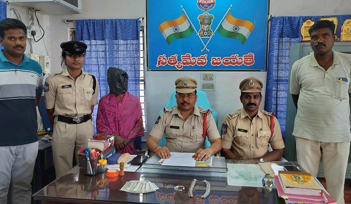 Theft case | దొంగతనం కేసులో నిందితురాలి అరెస్ట్.. వివరాలు వెల్లడించిన ఎల్లారెడ్డి సీఐ రవీందర్‌ నాయక్‌