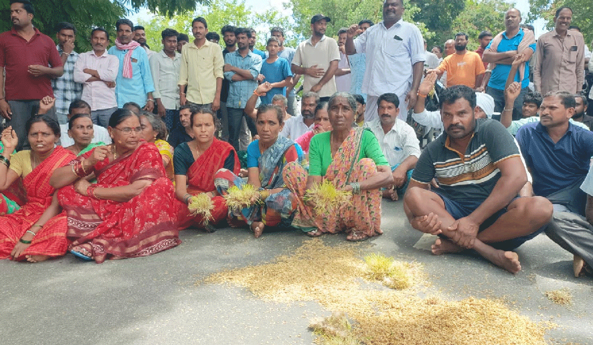 Jagityal | ఆకాల వర్షాలతో తడిసిన ధాన్యాన్ని కొనుగోలు చేయాలని రైతుల ఆందోళన