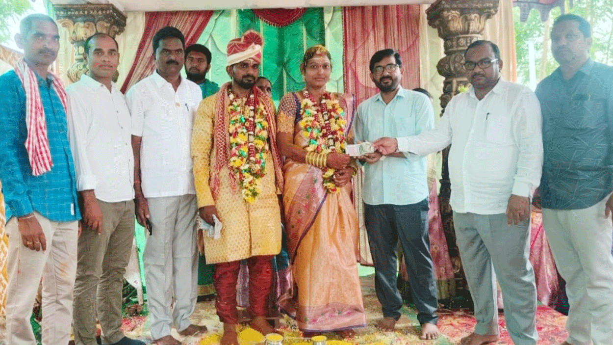 Lions Club | నిరుపేద యువతి వివాహానికి  పెద్దపల్లి  లయన్స్ క్లబ్ చేయూత