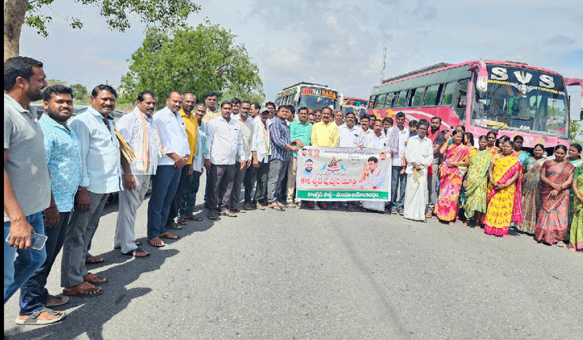 Saraswati Pushkaraalu | సరస్వతి పుష్కరాలకు బయలుదేరి వెళ్లిన మండల ప్రజలు