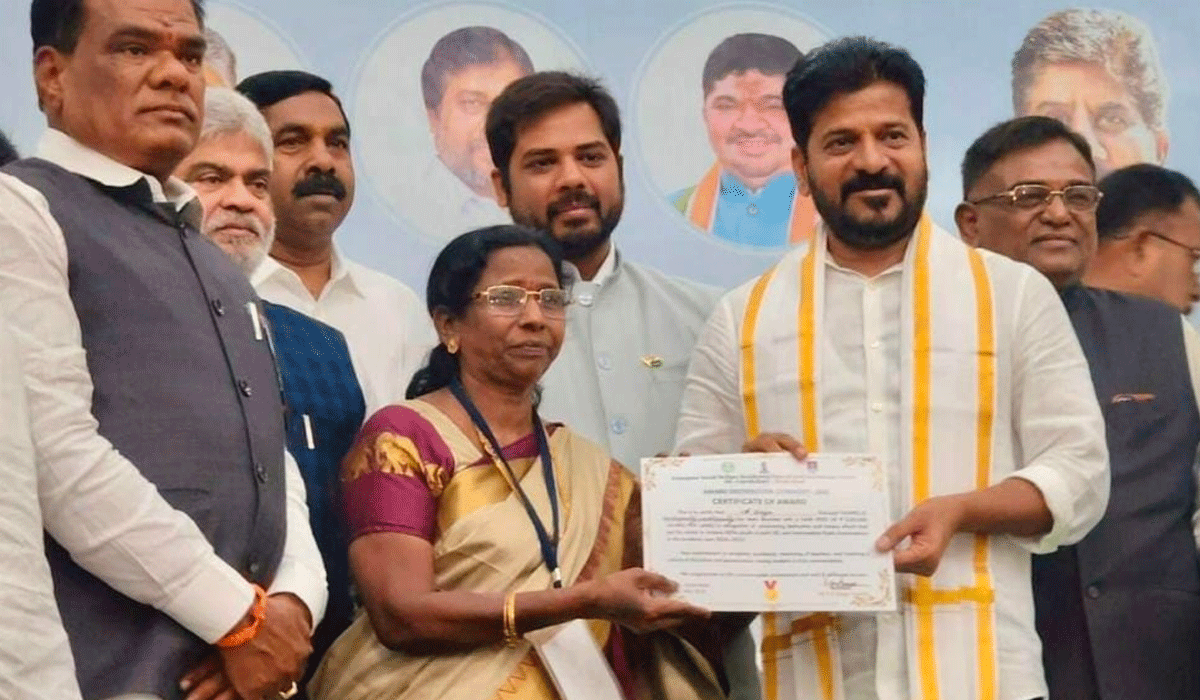 Peddapally | 100 శాతం ఉత్తీర్ణత సాధించినందుకు గురుకులానికి నజరానా