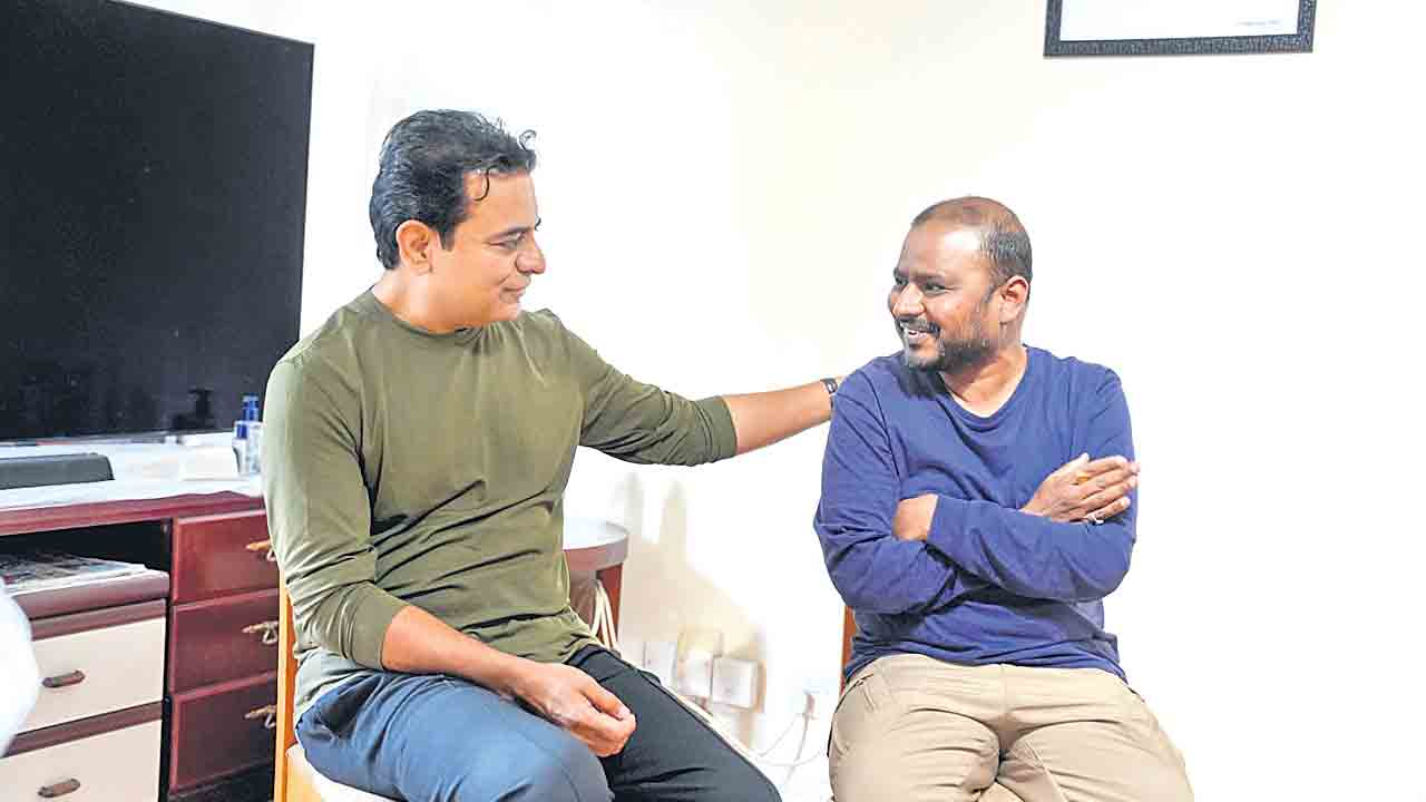 లండన్‌లో అనిల్‌ కూర్మాచలానికి కేటీఆర్‌ పరామర్శ