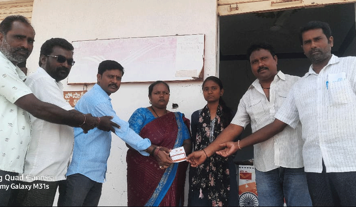 Karimnagar | ఇందుర్తిలో మృతి చెందిన స్నేహితుడి కుటుంబానికి పూర్వ విద్యార్థుల చేయూత