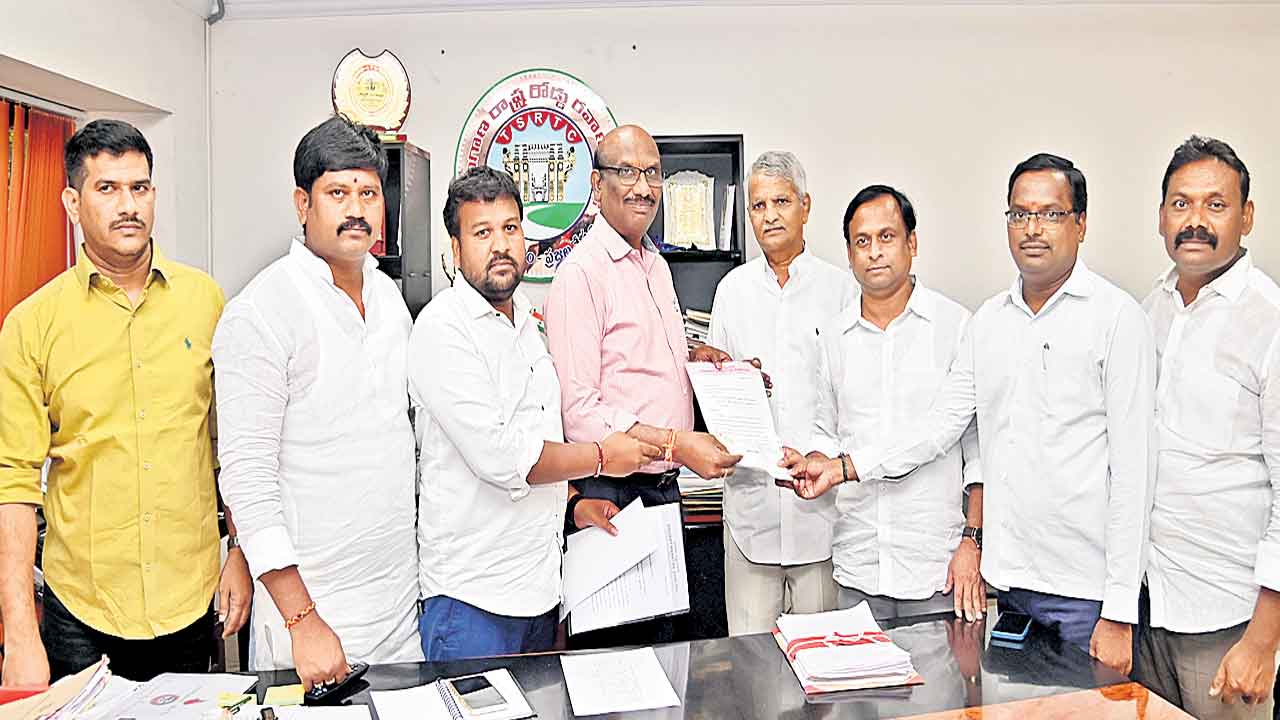 బస్సుల అద్దె చెల్లించిన బీఆర్‌ఎస్‌