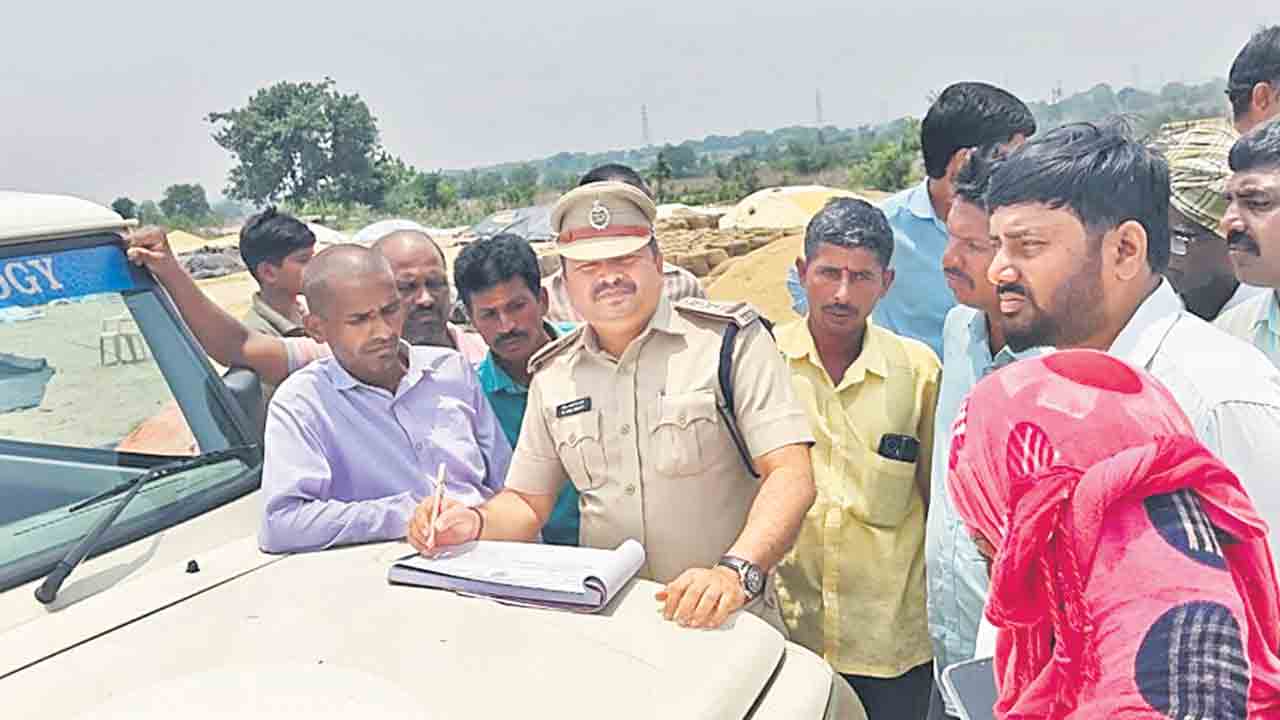కొనుగోలు కేంద్రంలో మోసంపై రైతుల కన్నెర్ర