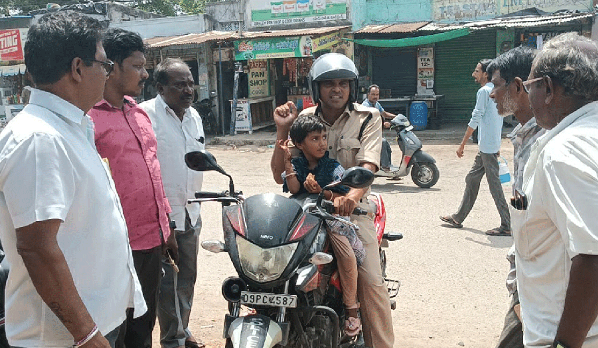 Missing child | తప్పిపోయిన పాప ను కుటుంబ సభ్యులకు అప్పగించిన పోలీసులు