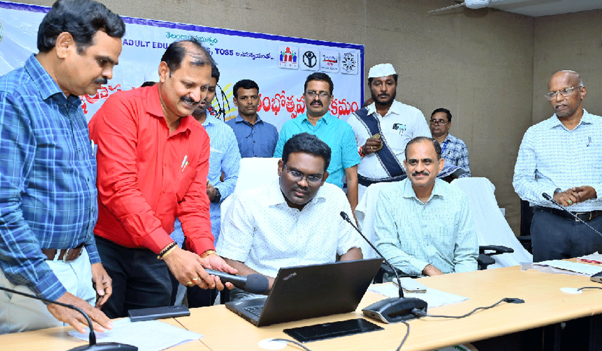 Rajiv Gandhi Hanumanthu | సంపూర్ణ అక్షరాస్యత సాధనకు సమిష్టిగా కృషి చేయాలి.. కలెక్టర్ రాజీవ్ గాంధీ హనుమంతు