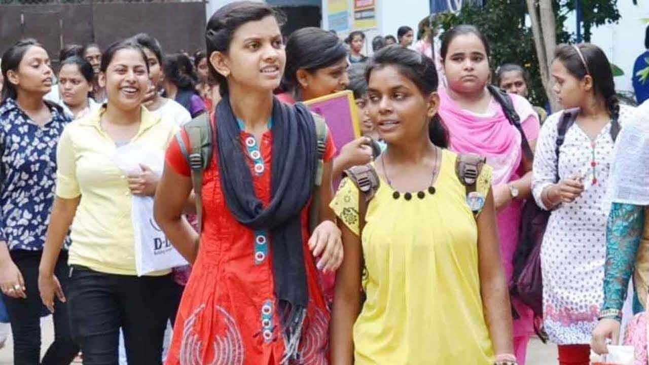 ప్రైవేటు కాలేజీలకు సెలవులు ఇవ్వాలి