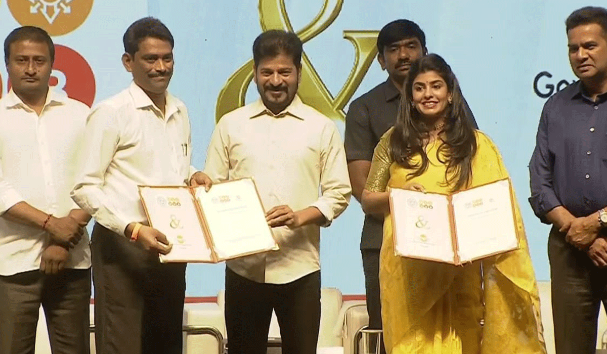 Special recognition | పెద్దపల్లి డిగ్రీ కళాశాలకు ప్రత్యేక గుర్తింపు.. ఎంవోయూ పత్రాన్ని ప్రిన్సిపాల్ కు అందజేసిన సీఎం