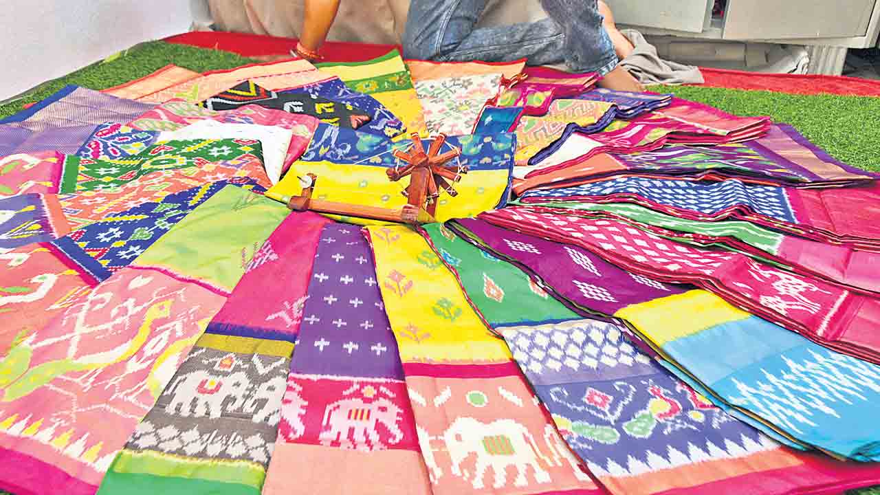 మహిళాశక్తి చీరలు ఇచ్చేనా?