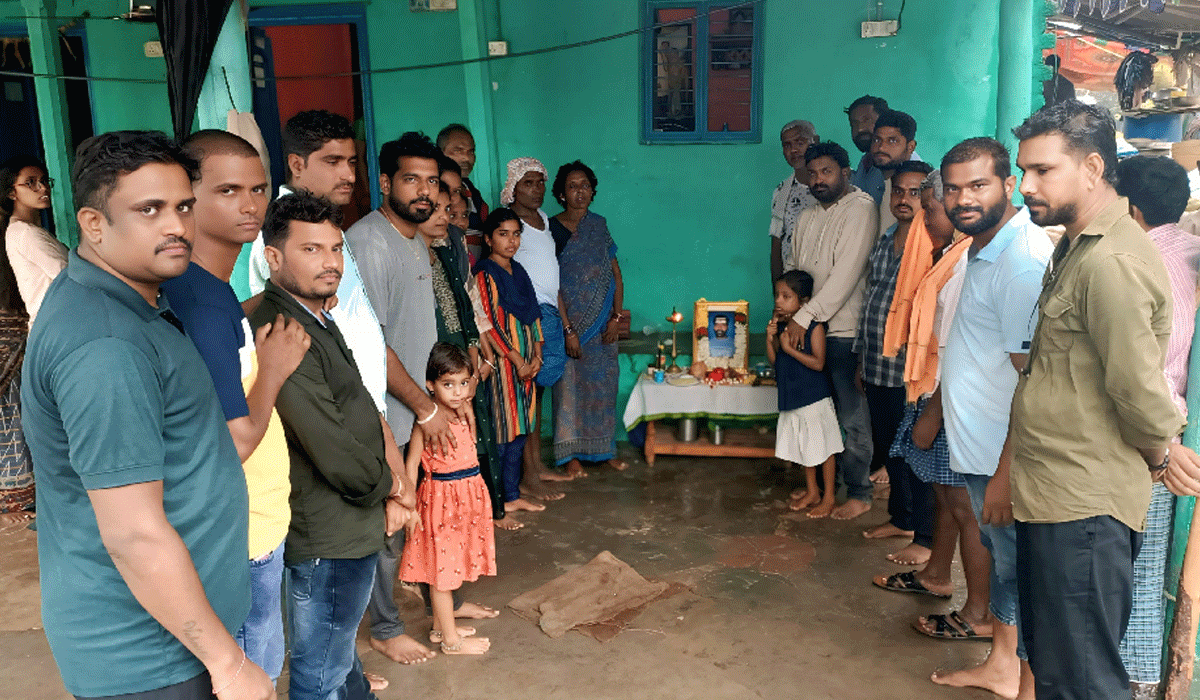 Darmaram | స్నేహితుడి కుటుంబానికి అండగా నిలిచిన మిత్రులు