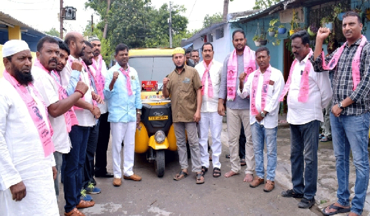 Godavarikhani | ఆటో వాలాకు ఆర్థిక సాయం అందజేసిన వ్యాల్ల హరీష్‌ రెడ్డి