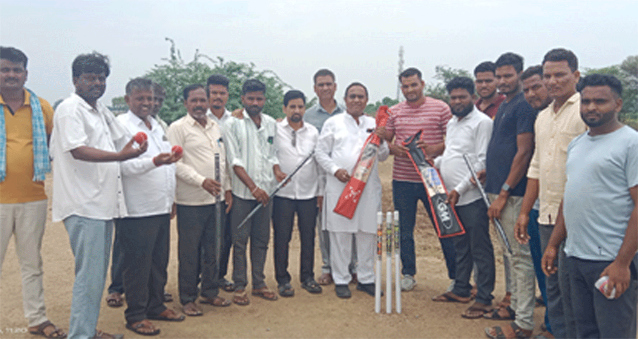 Cricket kit |  జల్లపల్లి ఆబాదిలో యువకులకు ఎంఏ హకీం క్రీకెట్ కిట్టు అందజేత