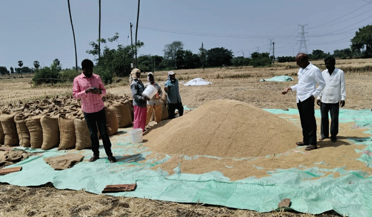 Civil suply | అటకెక్కిన ధాన్యం కమీషన్ పంపిణీ..