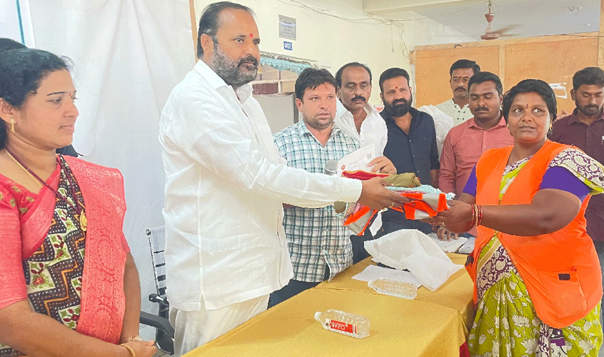 Sanitation workers | పారిశుధ్య కార్మికుల పని తీరు మరింత మెరుగు పడాలి.. పెద్దపల్లి ఎమ్మెల్యే విజయరమణారావు