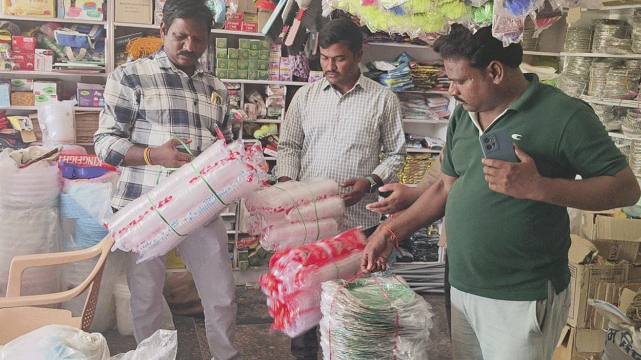 Bakeries and restaurants | కోరుట్లలో బేకరీలు, రెస్టారెంట్లపై మున్సిపల్ అధికారుల కొరడా