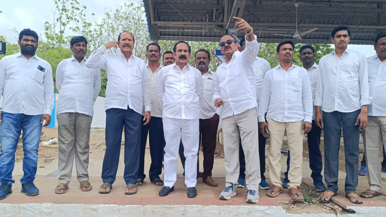 MLC Ravinder Rao | రైల్వే స్టేషన్ లో మౌలిక సదుపాయాలను కల్పించాలి.. ఎమ్మెల్సీ రవీందర్ రావు