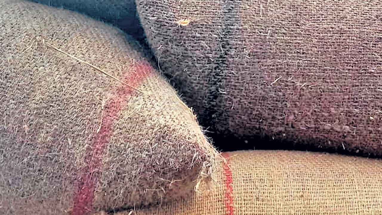 అన్నదాత అరిగోస.. ప్రభుత్వ నిర్లక్ష్యంతో కొనుగోళ్లలో తీవ్ర జాప్యం