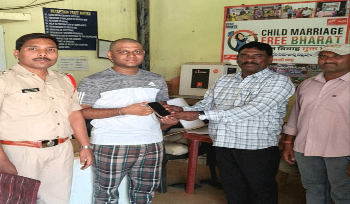 Cell phone | నిజాయితీ చాటిన బోధన్ మున్సిపల్ జవాన్.. రోడ్డుపై దొరికిన రూ.లక్ష విలువైన సెల్ ఫోన్ అప్పగింత