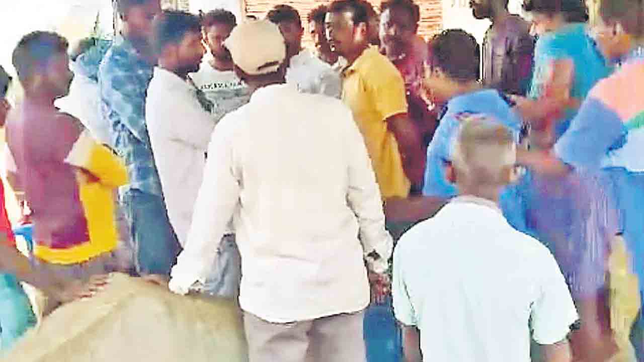 Indiramma Indlu | ఇందిరమ్మ ఇండ్ల లొల్లి.. తన్నుకున్న కాంగ్రెస్‌ నాయకులు