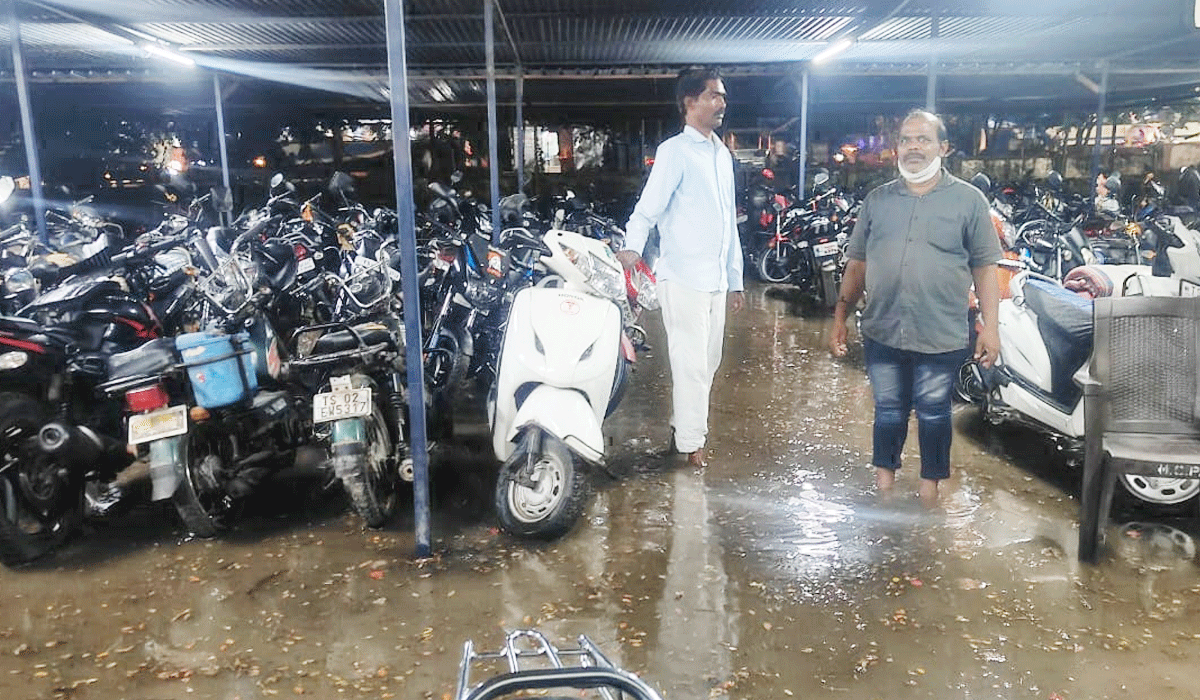 RTC parking | వర్షం కురిసిందా.. అంతే.. జలమయమవుతున్న ఆర్‌టీసీ పార్కింగ్