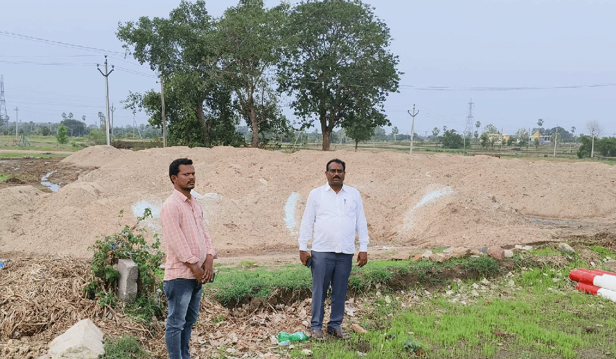 Sand dump | ఆత్మకూర్‌లో ఇసుక డంపు సీజ్‌ చేసిన తహసీల్దార్‌ శ్రీనివాస్‌