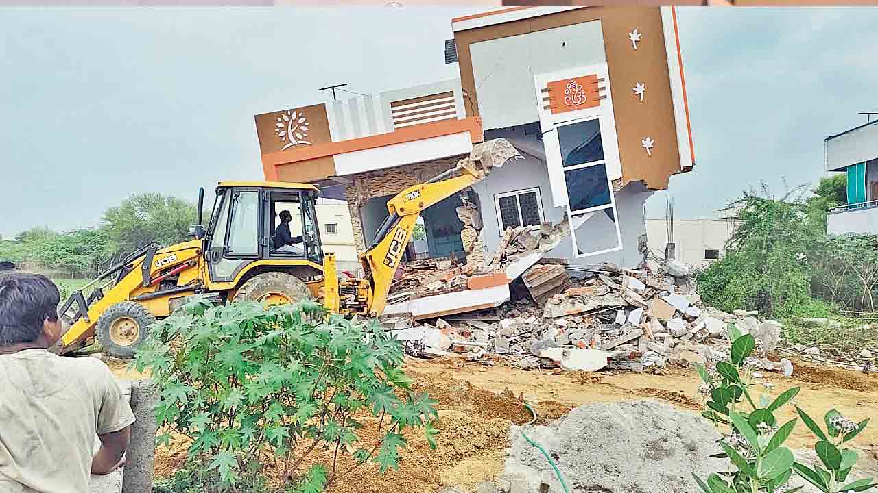 అమీన్‌పూర్‌లో అక్రమ నిర్మాణాల కూల్చివేత
