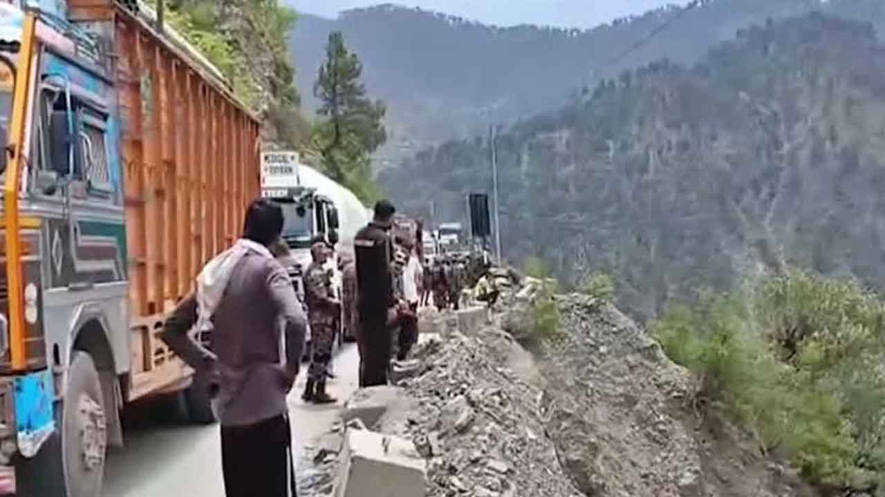 700 అడుగుల లోయలో పడ్డ ట్రక్కు..