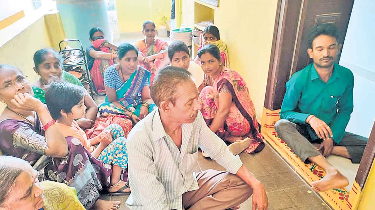 భార్యను కాపురానికి పంపాలని ధర్నా