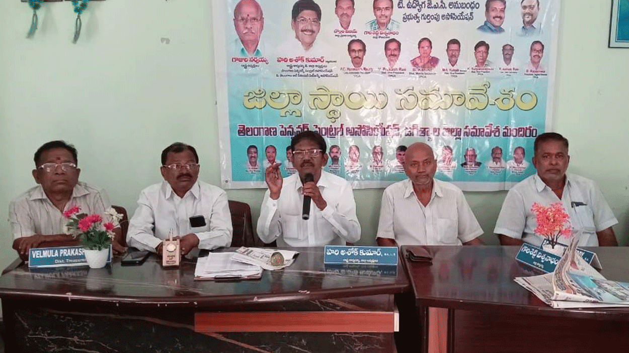 Library staff | వేతనాలు, పెన్షన్లు రాక గ్రంథాలయ సిబ్బంది ఇబ్బందులు.. హరి అశోక్ కుమార్