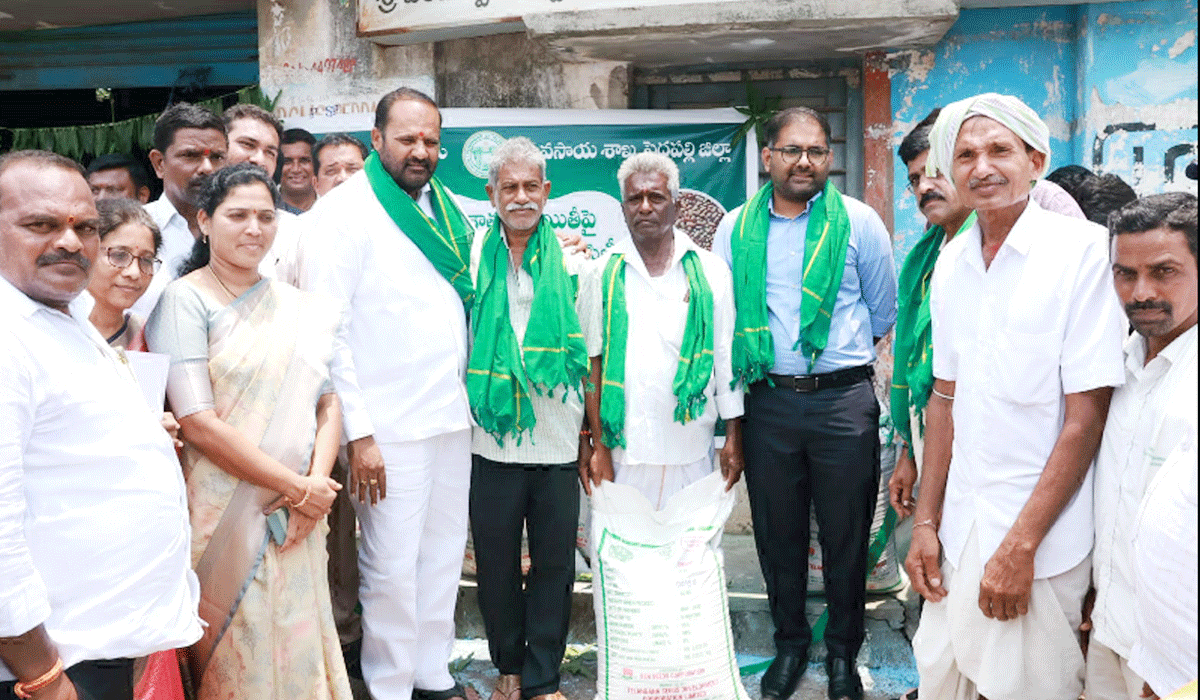 Collector Koya Sri Harsha | 50 శాతం సబ్సిడీతో రైతులకు పచ్చిరొట్ట విత్తనాల పంపిణీ.. కలెక్టర్ కోయ శ్రీ హర్ష