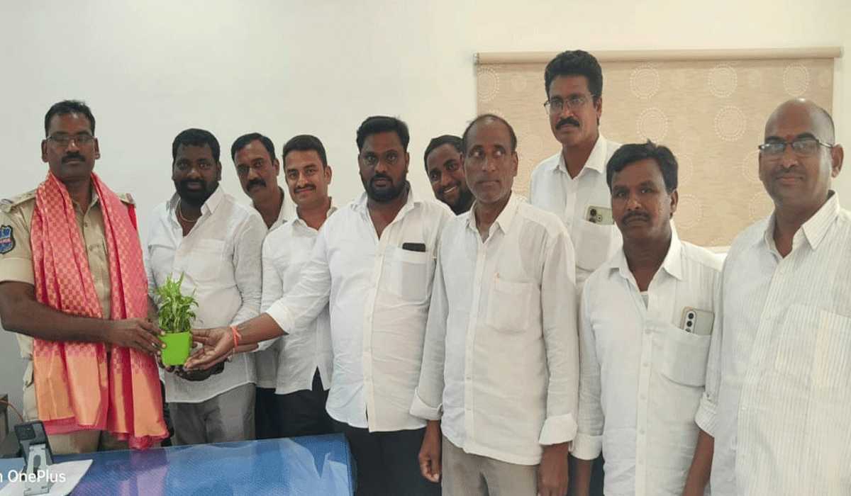 Timmapur | తిమ్మాపూర్‌ సీఐని కలిసిన కాంగ్రెస్ నాయకులు