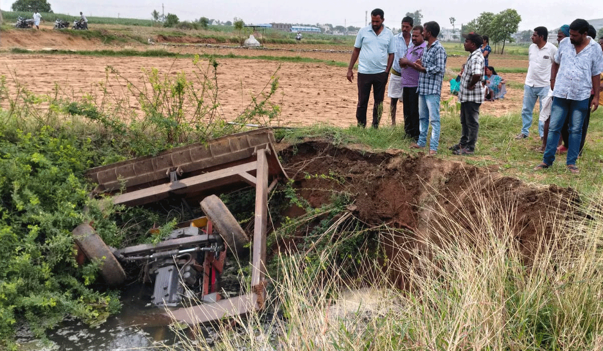 Jagityal | పొలం దున్నుతూ అదుపు తప్పి బావిలోకి దూసుకెళ్లిన ట్రాక్టర్.. వ్యక్తి మృతి