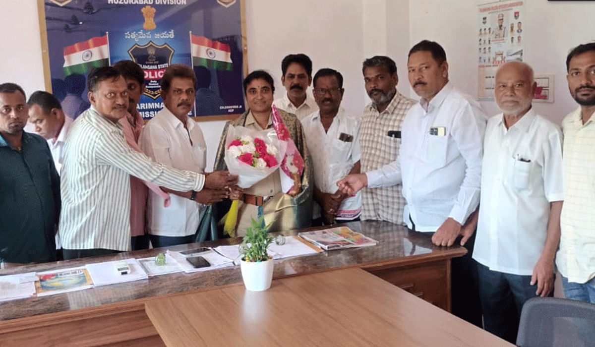 Huzurabad | హుజురాబాద్ ఏసీపీ మాధవికి బీసీ సిటిజన్స్ ఫెడరేషన్ సభ్యులచే సన్మానం