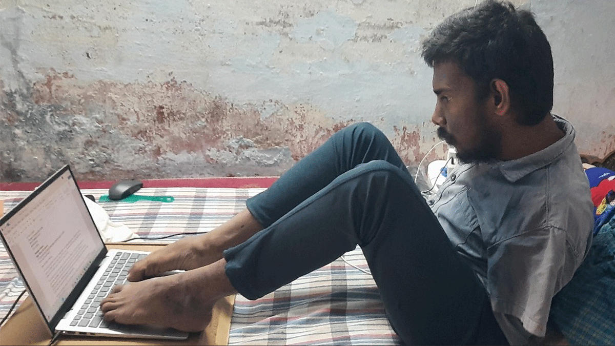 Godavarikhani | విధి వక్రీకరించినా ఆత్మస్థైర్యంతో ముందుకు.. చేతులు లేకున్న కాళ్లతోనే అన్ని పనులు