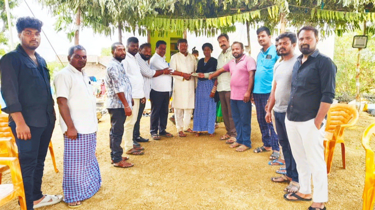 SR Foundation |  పేదింటి అమ్మాయి వివాహానికి ఎస్ఆర్ ఫౌండేషన్ ఆర్థిక సాయం అందజేత