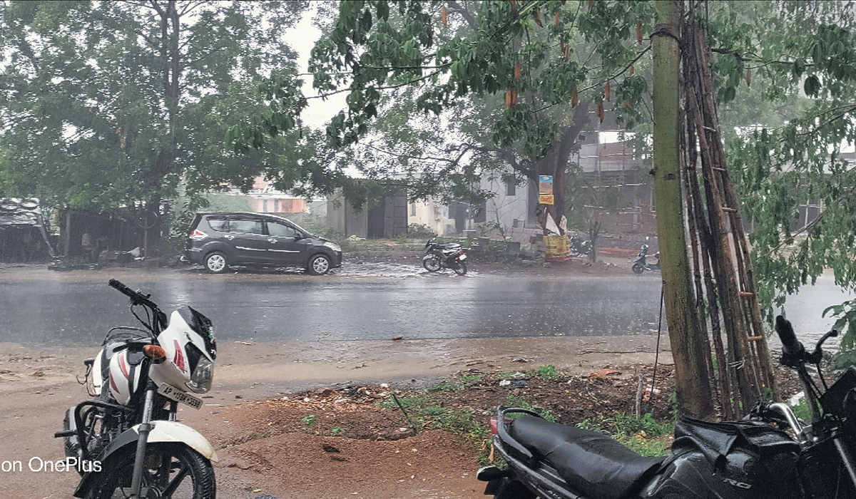 Heavy Rain | వెల్గటూర్ లో దంచి కొదుతున్న వర్షం