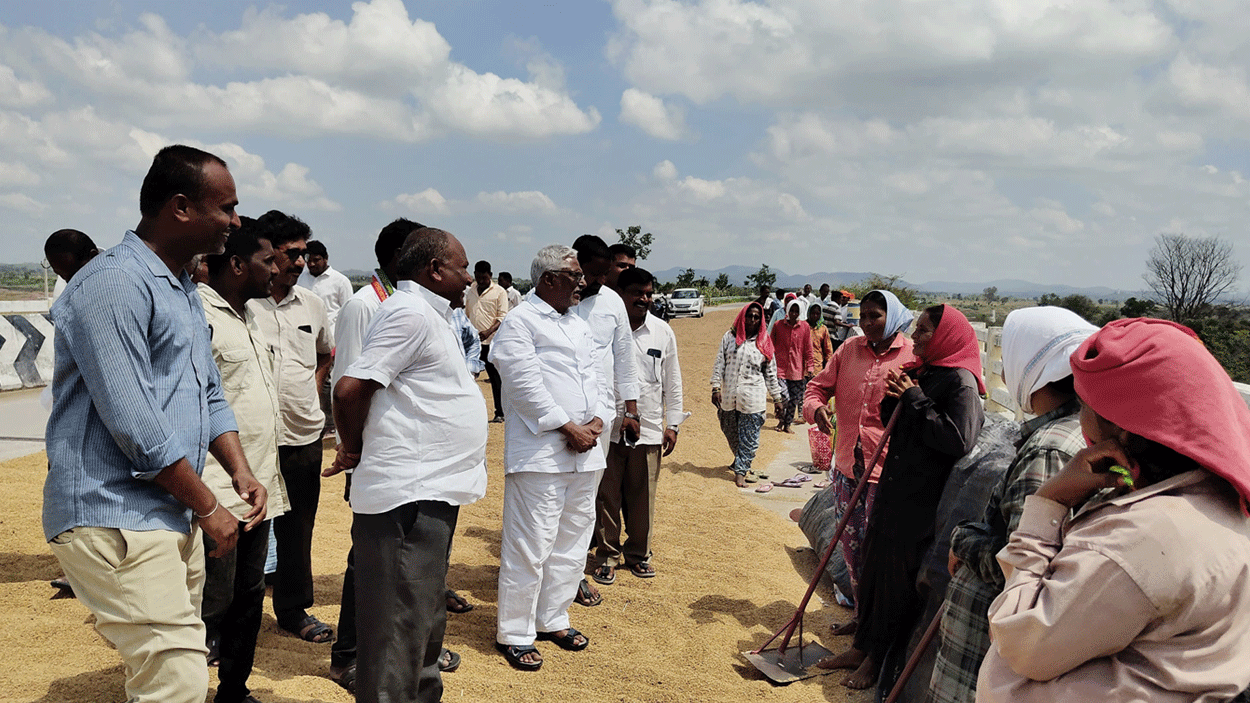 Jeevan Reddy | అధైర్యపడద్దు.. రైతులకు అండగా ఉంటాం.. మాజీ మంత్రి జీవన్ రెడ్డి