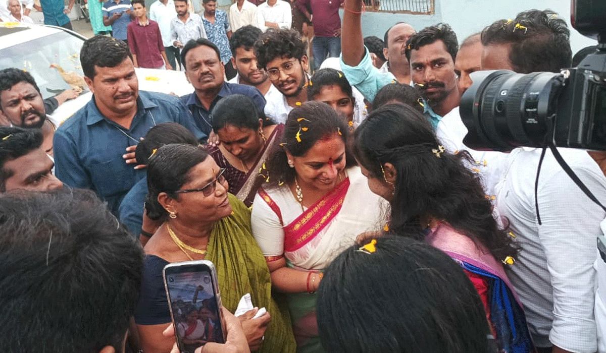 MLC Kavitha | వెల్గటూర్ లో నూతన జంటను ఆశీర్వదించిన ఎమ్మెల్సీ కవిత