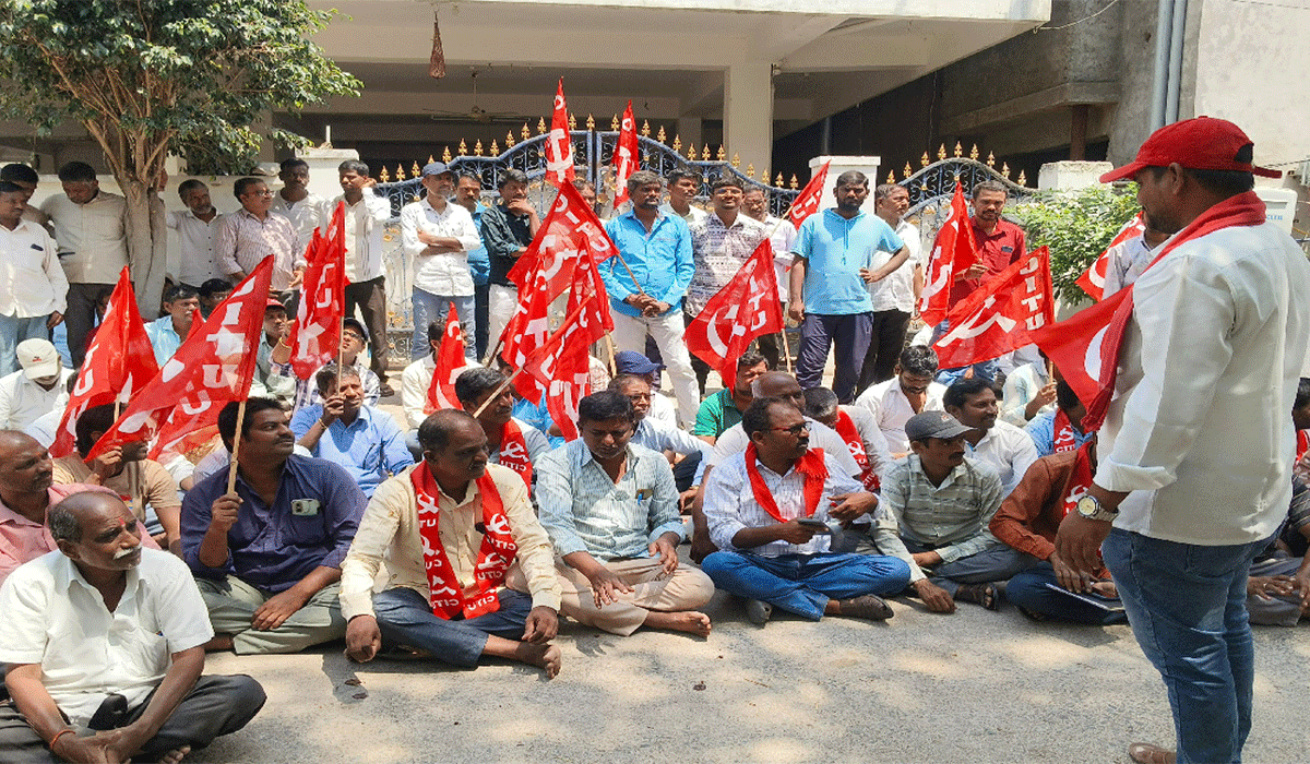 wage rates | కూలి రేట్లు పెంచాలని సిరిసిల్లలో వార్పిన్ కార్మికుల ధర్నా