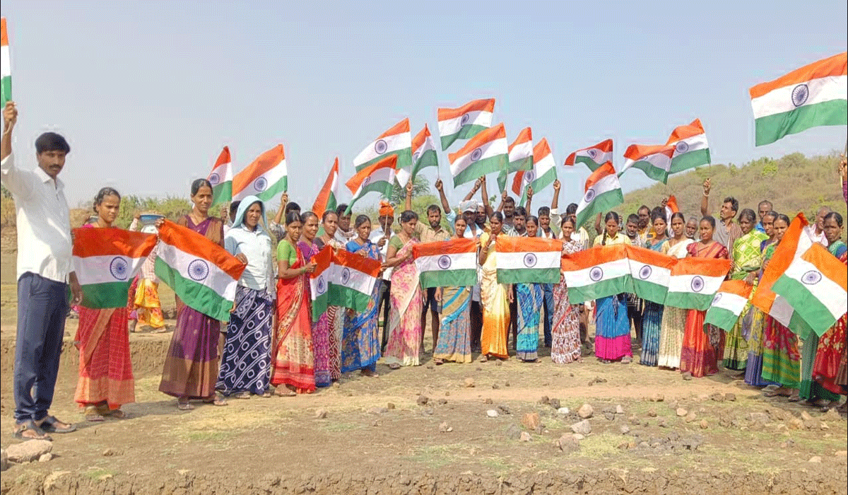 Sindhur | హాట్సాఫ్ సింధూర్.. పహల్గాం మృతులకు నివాళులర్పించిన ఈజీఎస్ కూలీలు