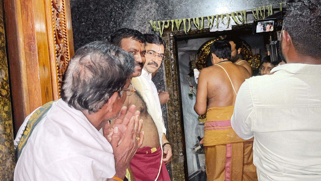 BRS leaders | ఖిలా వనపర్తి శ్రీ లక్ష్మీనరసింహుడిని దర్శించుకున్న బీఆర్ఎస్ నాయకులు